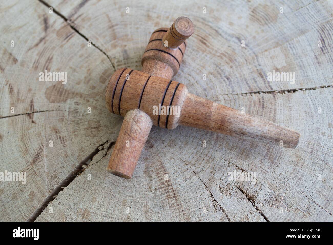 Grifo de madera para barril de vino hecho a mano Fotografía de stock - Alamy