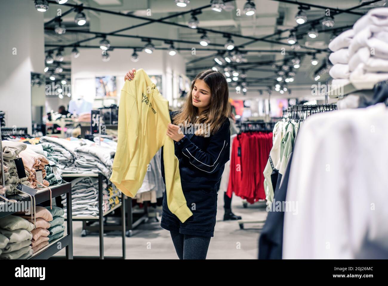 hoja no pueden ver Ruina Chica en tienda de ropa fotografías e imágenes de alta resolución - Alamy