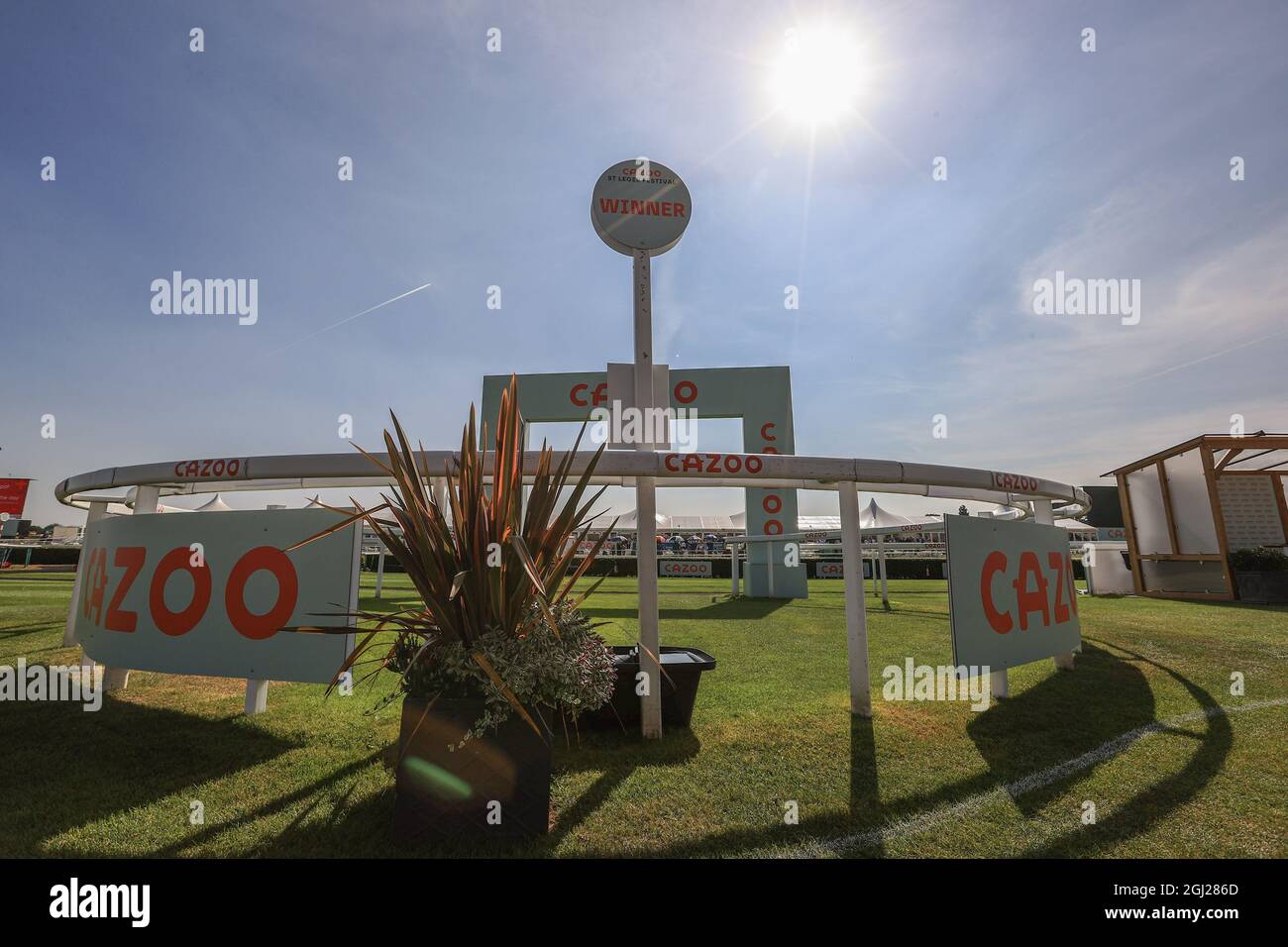 El sol brilla sobre el círculo de ganadores de Cazoo en el hipódromo de Doncaster, Doncaster, South Yorkshire, Reino Unido, 08 09 2021 Foto de stock