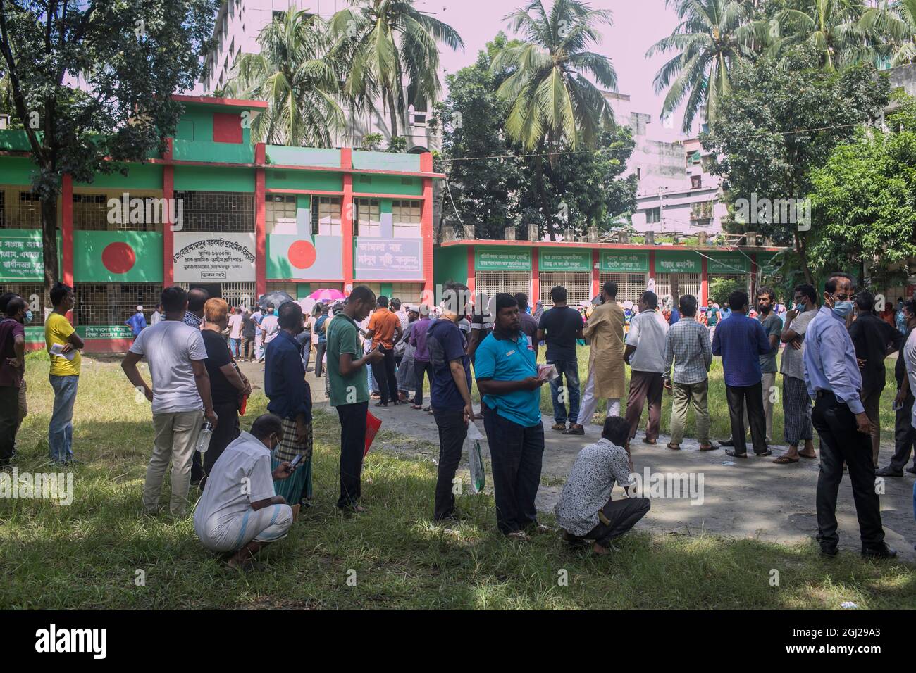 Dhaka, Bangladesh. Septiembre de 7,2021: Los bangladesíes usan máscaras faciales y se ponen en cola para recibir una segunda dosis de la vacuna Moderna Covid-19 durante una campaña de vacunación masiva en un centro de vacunación en Dhaka. Crédito: Sazzad Hossain/Medialys Images/Alamy Live News Foto de stock