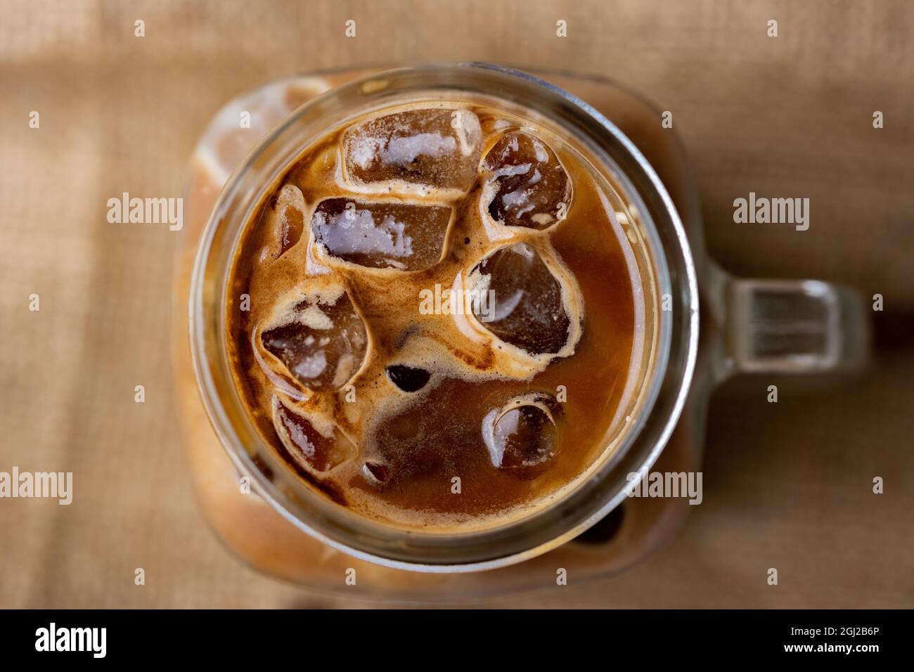 Vista superior de una taza de café frío con hielo Fotografía de stock -  Alamy