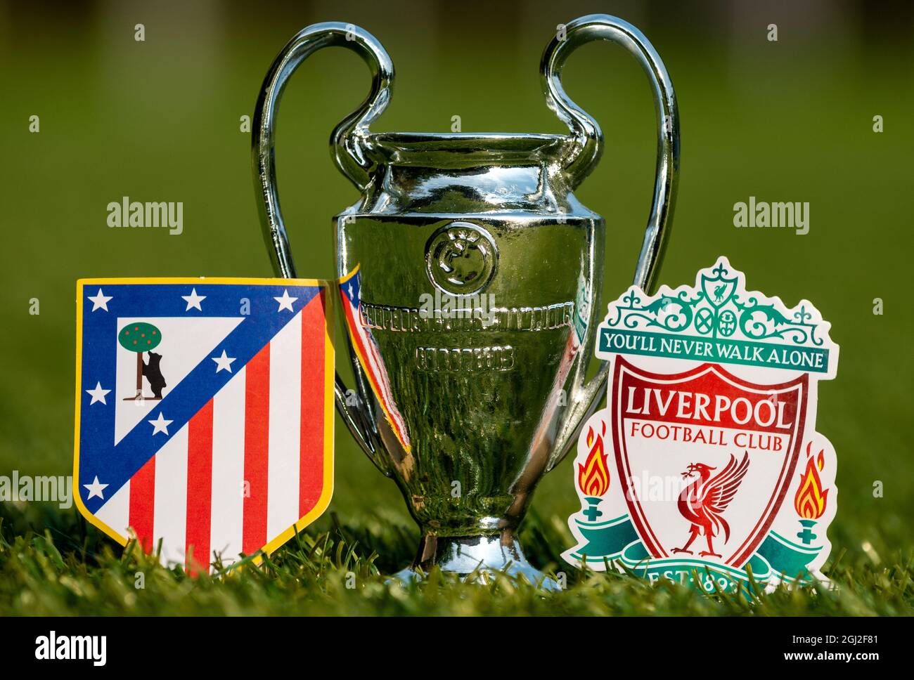 27 de agosto de 2021 Madrid, España. Los emblemas de los clubes de fútbol  Liverpool F. C.