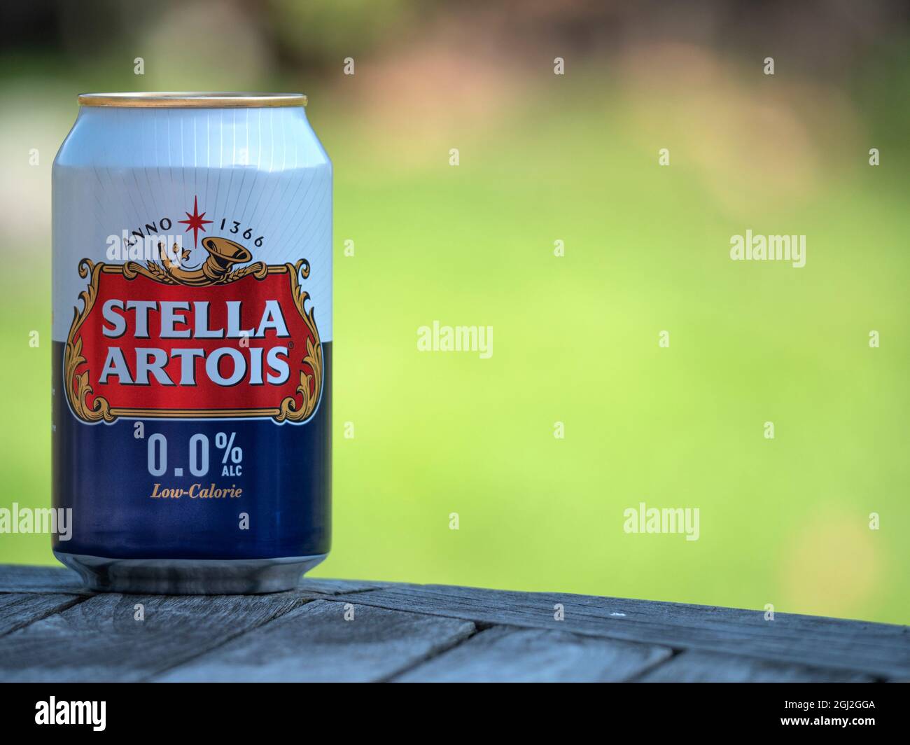Sint Gillis Waas, Bélgica, 07 de septiembre de 2021, una lata de cerveza Stella Artois sin alcohol y baja en calorías, elaborada por una cervecería belga Foto de stock