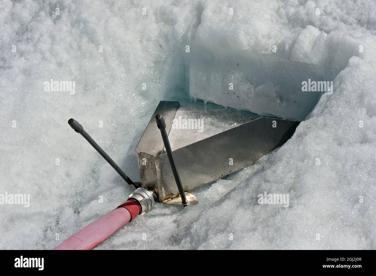 Embudo en el hielo del glaciar Turtmann para recoger agua de derretimiento para el suministro de agua de la cabaña Tracuit, Zinal, Val d’Anniviers, Valais, Suiza Foto de stock