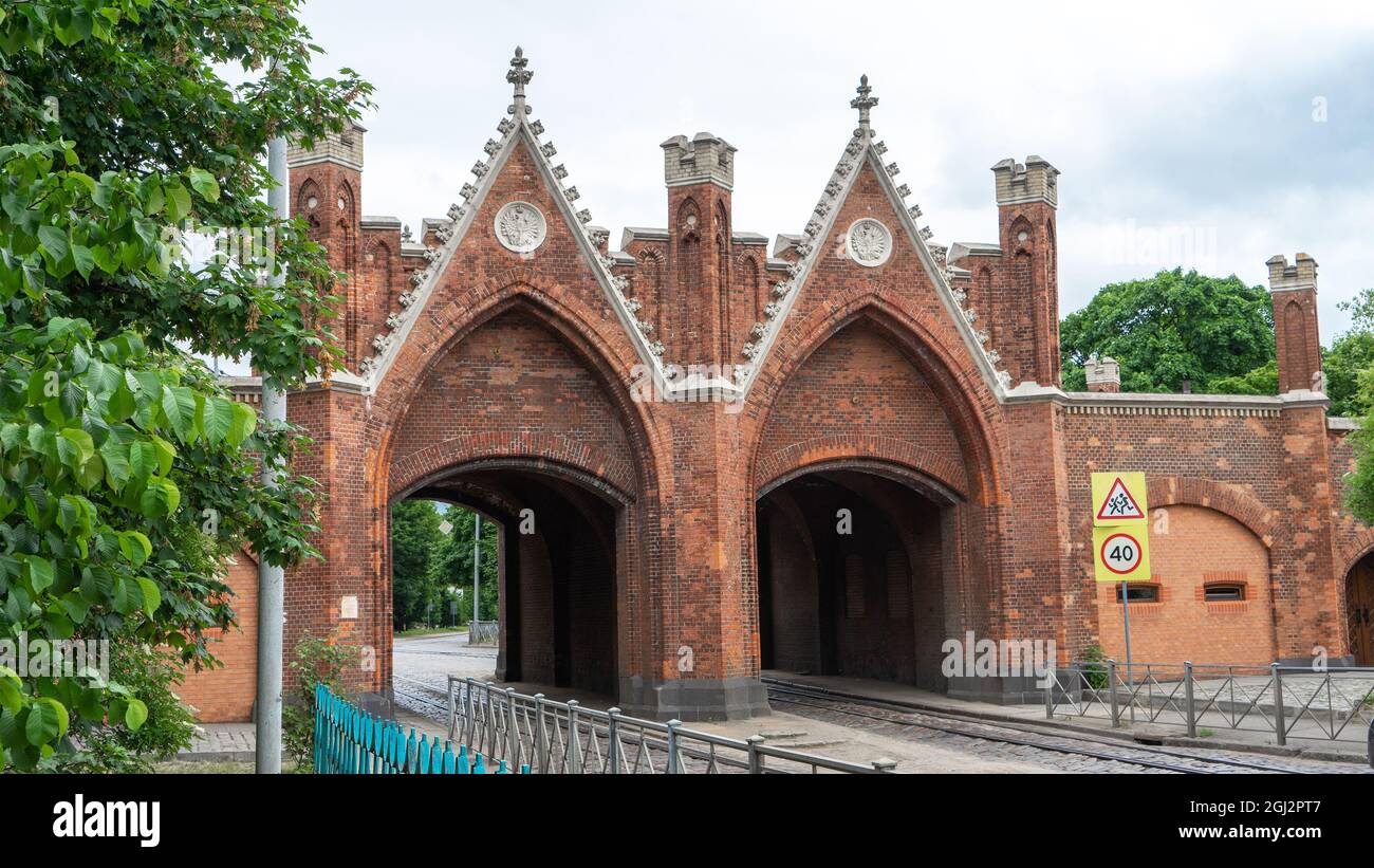 La Puerta de Brandenburgo es una de las siete puertas de la ciudad que  sobreviven en Kaliningrado, Rusia, la antigua ciudad alemana de Königsberg.  La puerta está situada en la Bagración Fotografía