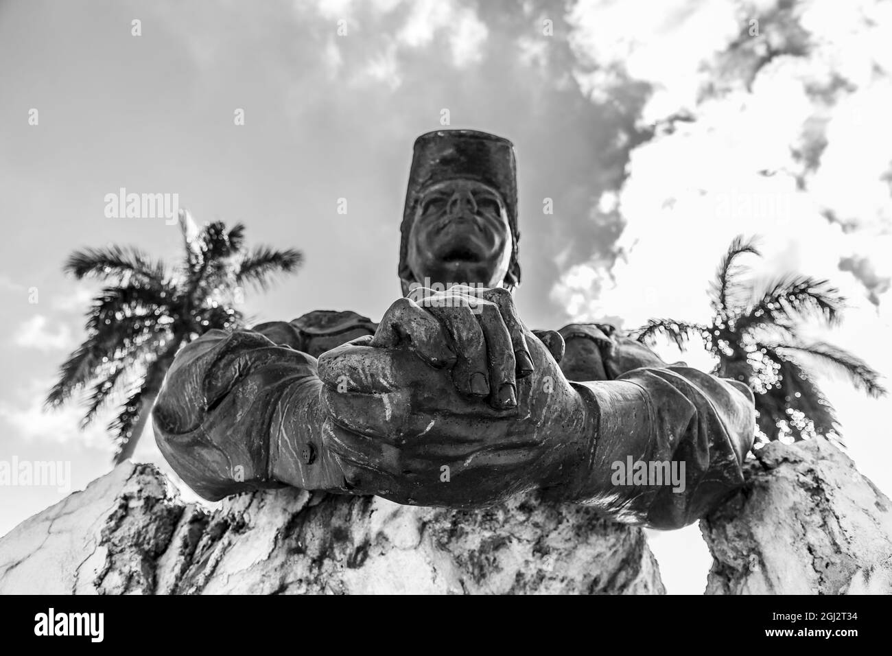 Foto en ángulo bajo de la estatua del revolucionario nicaragüense Augusto Cesar Sandino en La Habana, Cuba Foto de stock