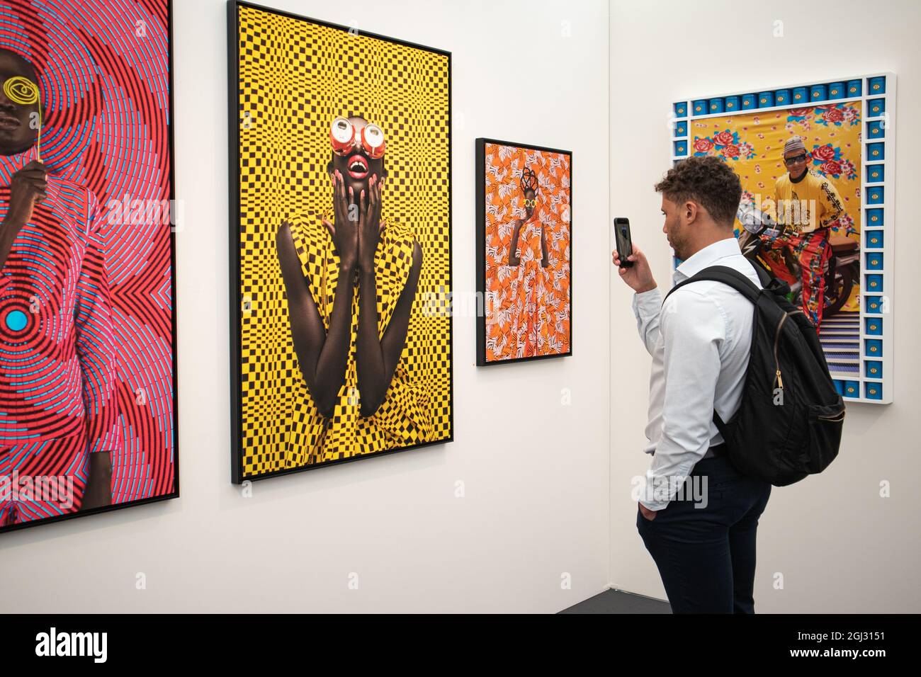 Londres, Reino Unido. 8th de Sep de 2021. Un invitado analiza el trabajo  del fotógrafo keniano Thandiwe Muriu, mientras se abre la exposición  fotográfica y la feria de arte de Londres. Es