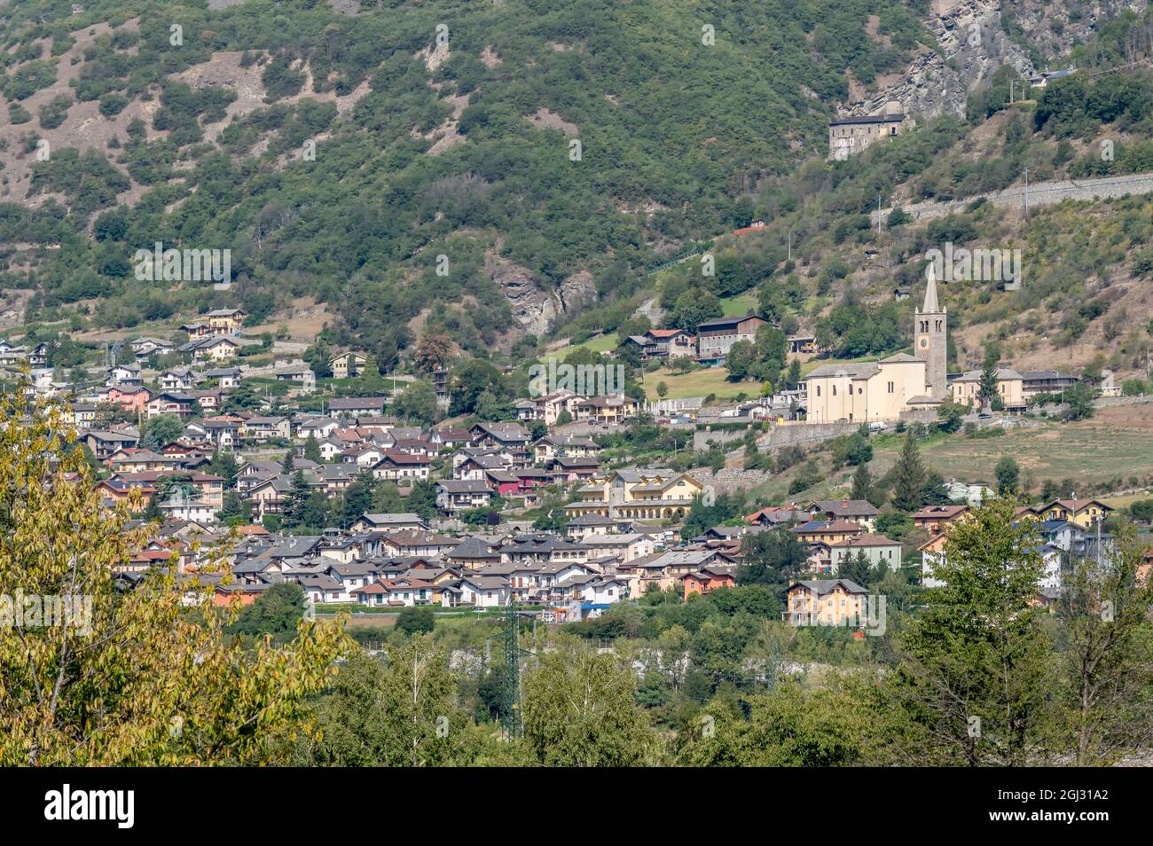 Vista panorámica del pueblo de Nus, Valle de Aosta, Italia, visto desde Fénis Foto de stock