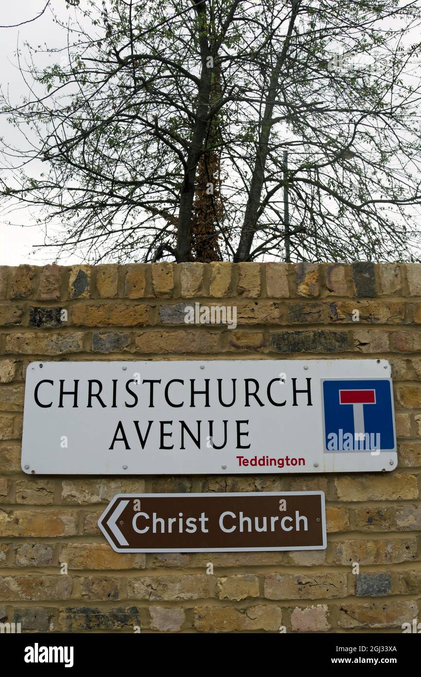 cartel del nombre de la calle para la avenida christchurch, teddington, middlesex, sobre una señal de dirección para la iglesia anterior, ahora pisos privados, de la iglesia de cristo Foto de stock