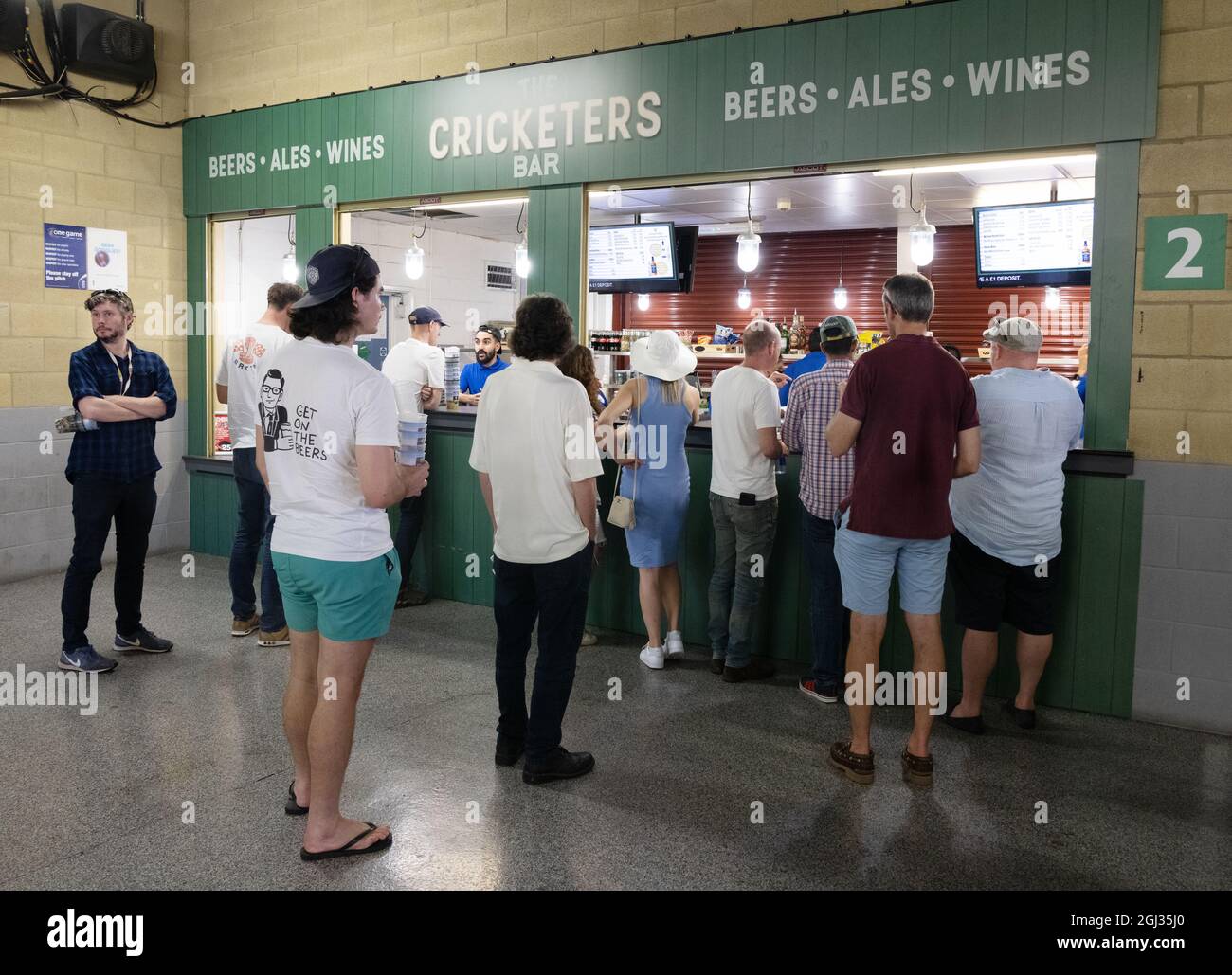 Gente haciendo cola para tomar bebidas en el Cricketers Bar durante un partido de cricket, el campo de cricket Oval, Kennington Londres Reino Unido Foto de stock