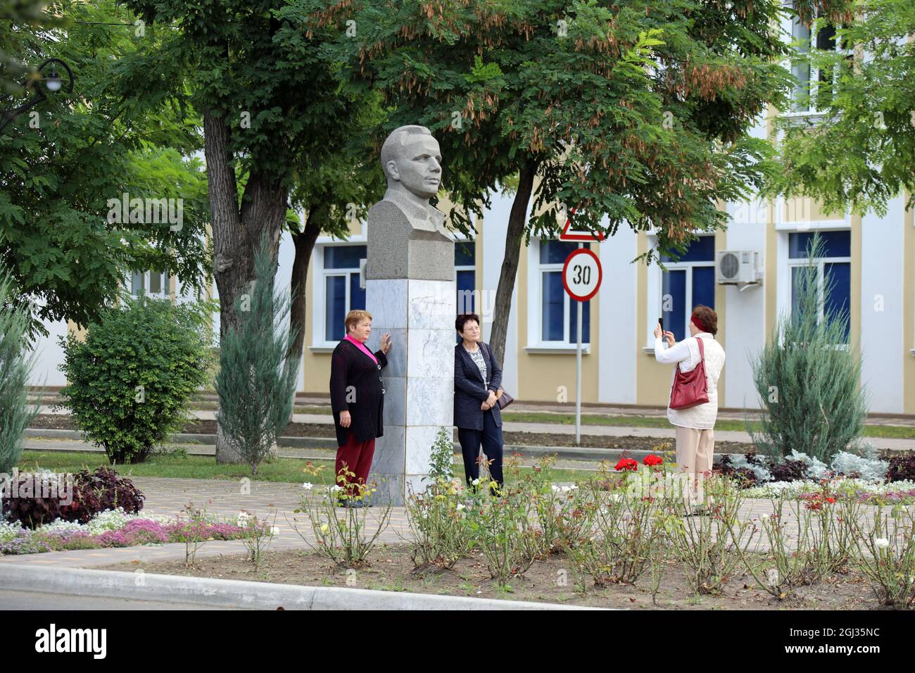 Turistas en Tiraspol en el monumento Yuri Gagarin Foto de stock