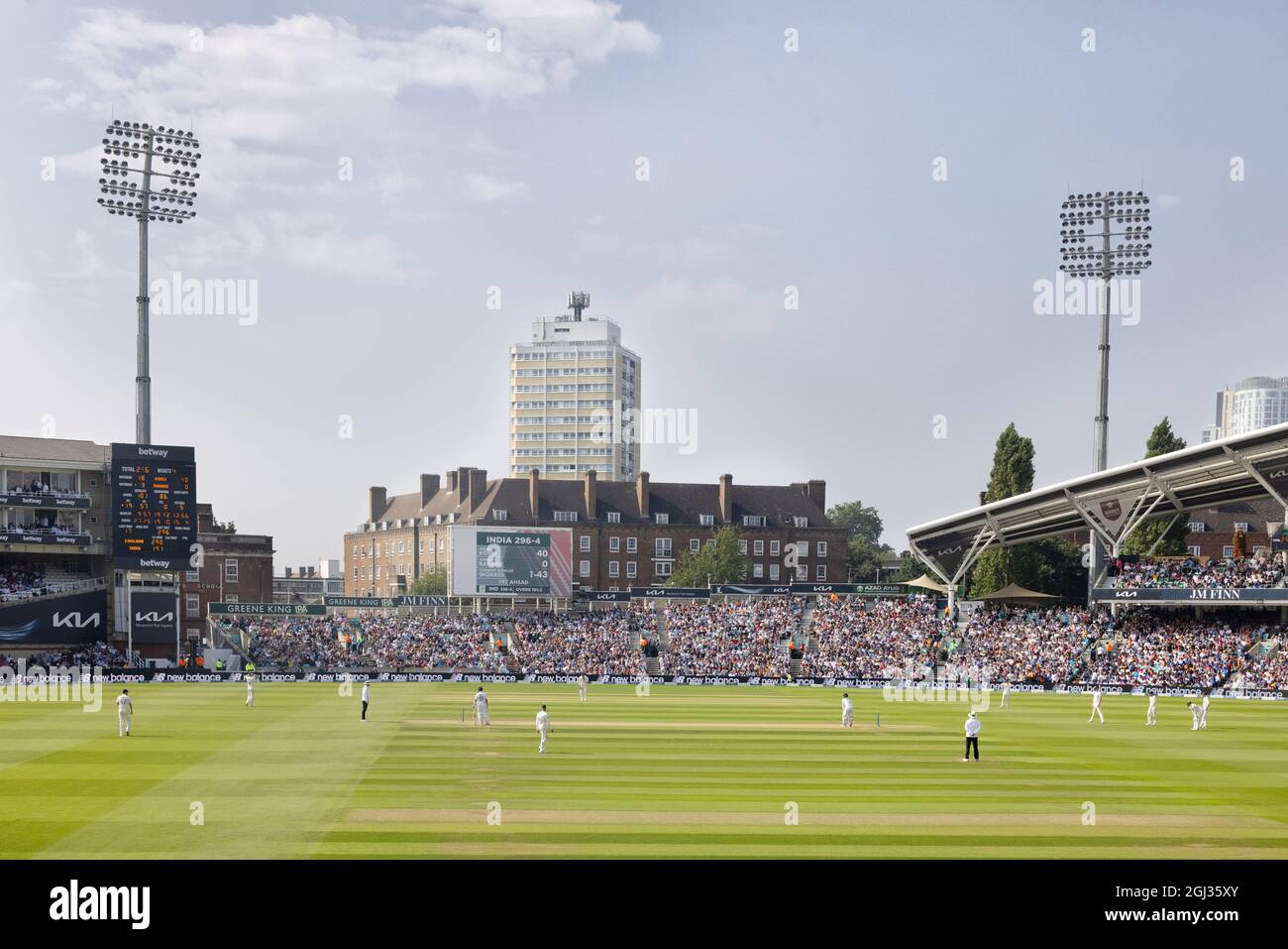 Críquet en Inglaterra; el campo de cricket Oval, o Kia Oval, julio de 2021, Inglaterra contra India, visto por multitudes de aficionados en verano, el Oval, Londres Reino Unido Foto de stock