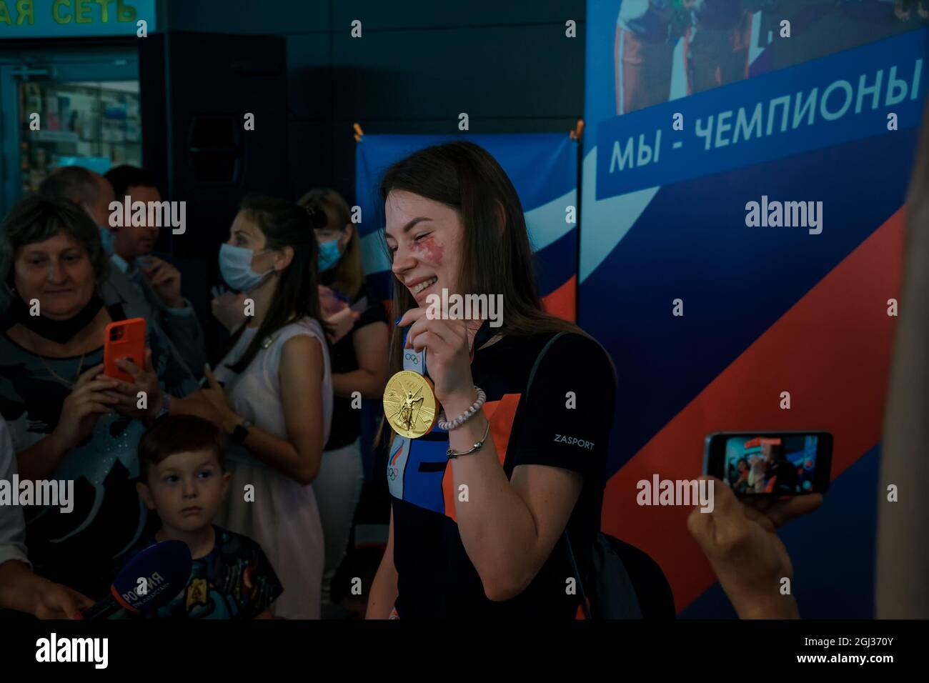 Kazán, Rusia, julio de 31 2021. La medallista de oro olímpico Marta Martyanova muestra su medalla. 2020 Juegos Olímpicos de Tokio. Un campeón de esgrima. Foto de stock