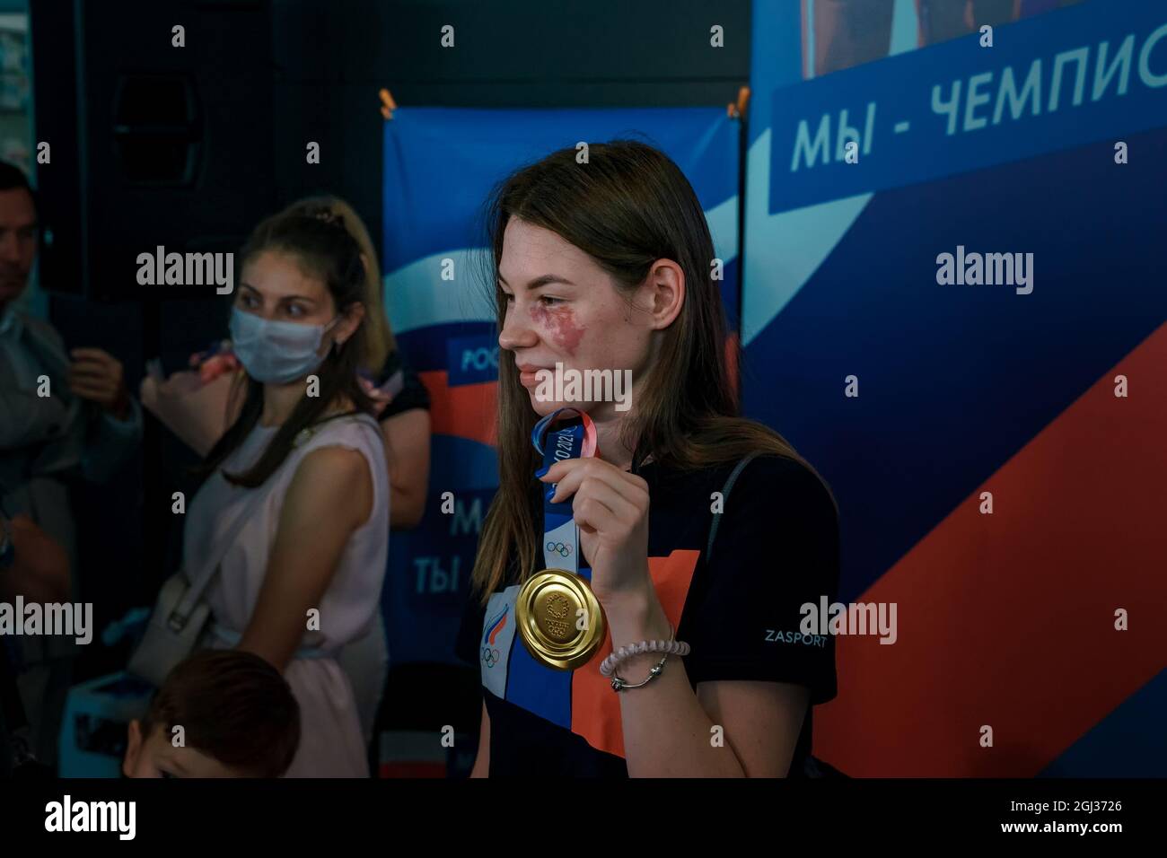 Kazán, Rusia, julio de 31 2021. La medallista de oro olímpico Marta Martyanova muestra su medalla. 2020 Juegos Olímpicos de Tokio. Un campeón de esgrima. Foto de stock