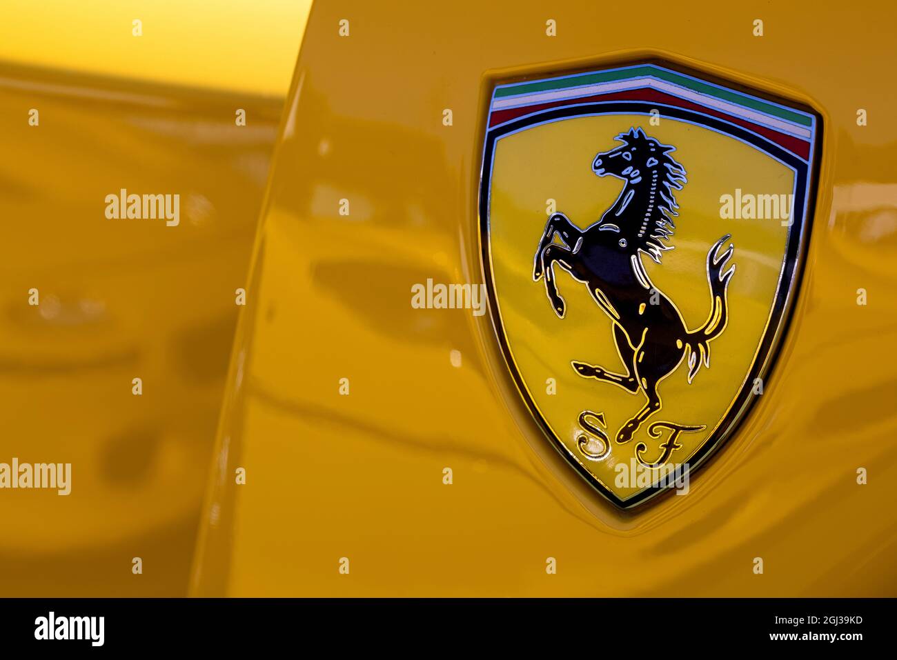 Yellow Ferrari Enzo Fotografias E Imagenes De Alta Resolucion Alamy