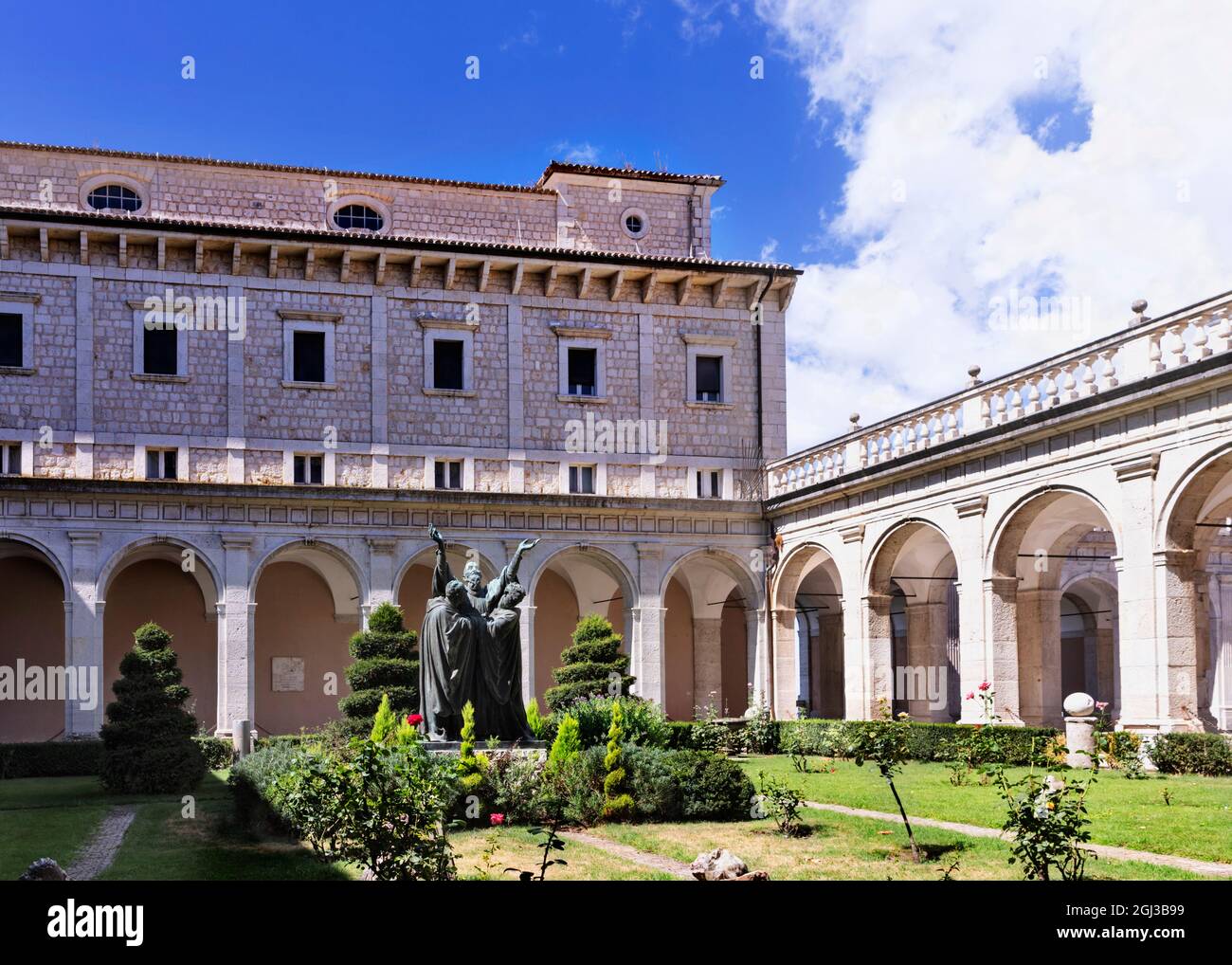 Abadía Montecassionono - Italia -Agosto 29 -2021 -claustro con escultura de bronce , Foto de stock