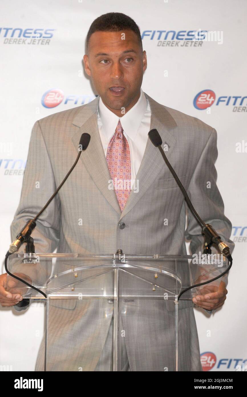 Manhattan, Estados Unidos de América. 22nd de julio de 2008. NUEVA YORK - 22 DE JULIO: El jugador de béisbol Derek Jeter asiste a la apertura de 24 horas de fitness - Derek Jeter en 225 5th Avenue el 22 de julio de 2008 en la ciudad de Nueva York Gente: Derek Jeter Transmisión Ref: MNC1 Debe llamar si está interesado Michael Tormentas Crédito: Storms Media Group/Alamy Live News Foto de stock