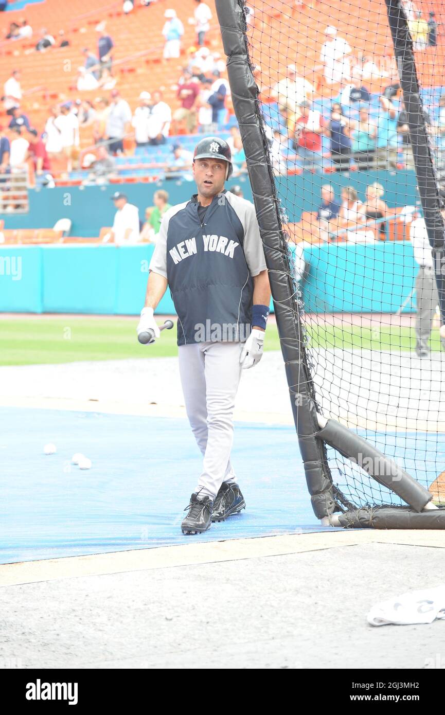 Miami, Estados Unidos De América. 21 de junio de 2009. SMG_Derek Jeter_WarmUp_Marlins_062109_102.JPG MIAMI, FL - JUNIO 21: Los Yankees de Nueva York se calientan antes de su juego contra los Marlins de Florida En el Land Shark Stadium en Miami. Juego Tres. El 21 De Junio De 2009 En Miami, Florida ( Crédito: Grupo De Medios De Tormentas/Noticias En Vivo De Alamy Foto de stock