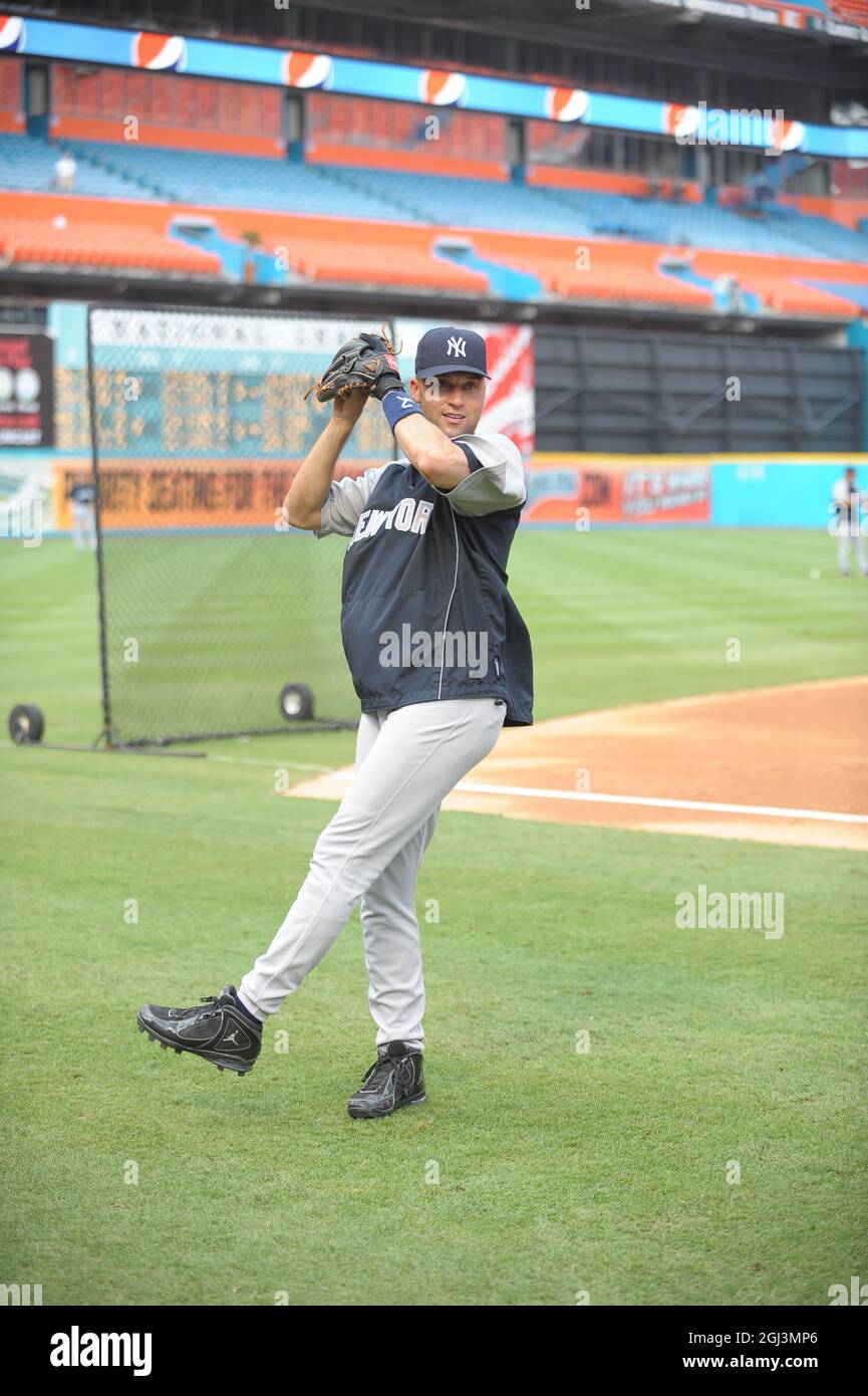 Miami, Estados Unidos De América. 21 de junio de 2009. SMG_Derek Jeter_WarmUp_Marlins_062109_13.JPG MIAMI, FL - JUNIO 21: Los Yankees de Nueva York se calientan antes de su juego contra los Marlins de Florida En el Land Shark Stadium en Miami. Juego Tres. El 21 De Junio De 2009 En Miami, Florida ( Crédito: Grupo De Medios De Tormentas/Noticias En Vivo De Alamy Foto de stock