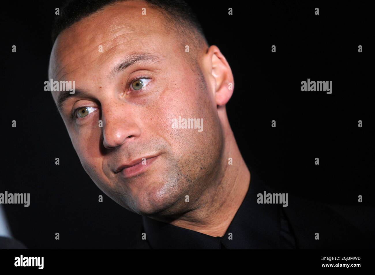 Manhattan, Estados Unidos De América. 13 de noviembre de 2009. Nueva YORK - NOVIEMBRE 13: Nuevo York Yankees jugador de béisbol Derek Jeter asiste a la donación de Delta a la Fundación Derek Jeter Turn 2 en ESPN Zone en Times Square el 13 de noviembre de 2009 en la ciudad de Nueva York Gente: Derek Jeter transmisión Ref: MNC1 Debe llamar si está interesado Michael Storms crédito: Grupo De Medios De Tormentas/Noticias En Vivo De Alamy Foto de stock