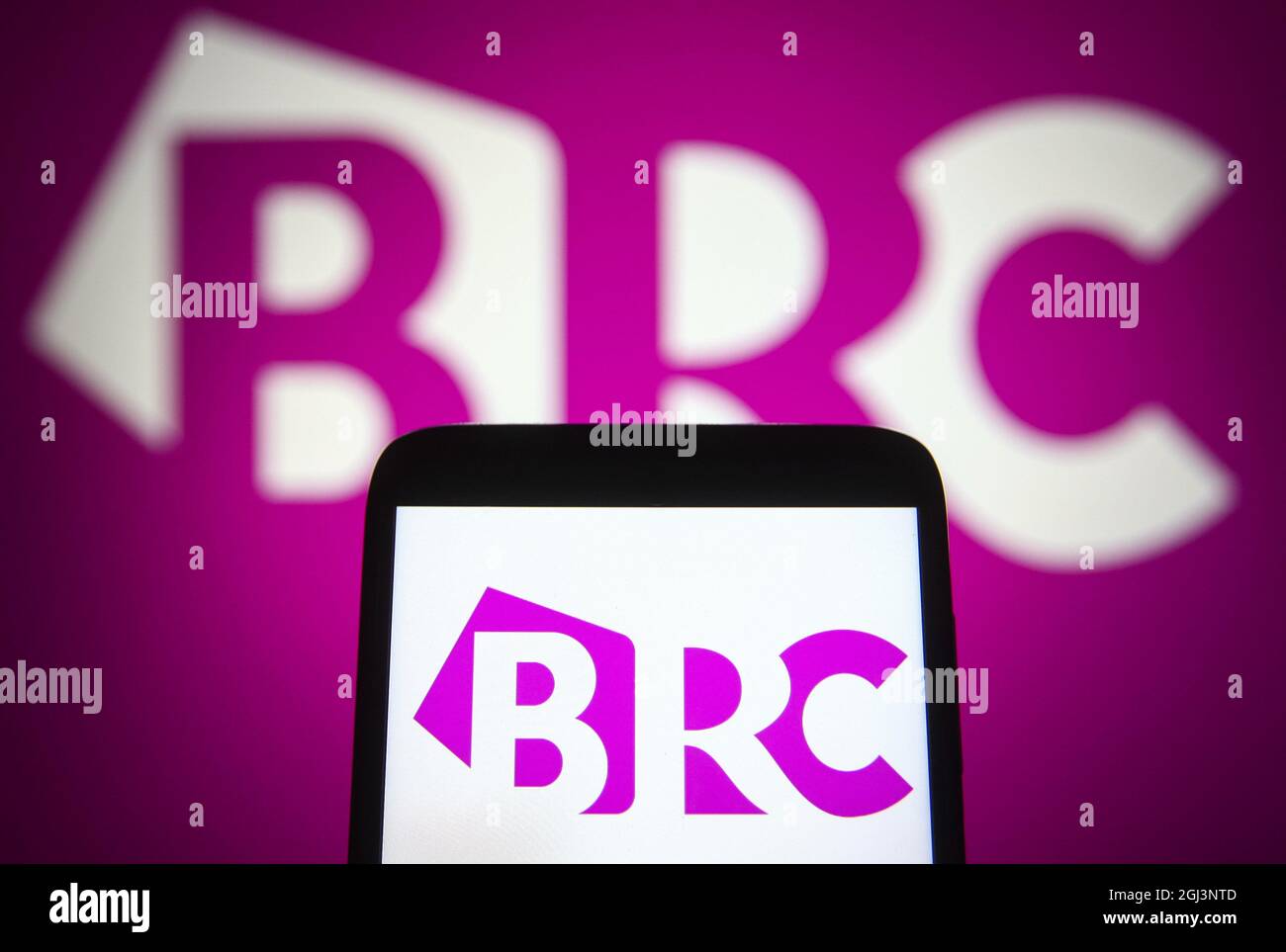 En esta ilustración de la foto se muestra un logotipo de British Retail Consortium (BRC) en un smartphone y en una pantalla de pc. (Foto de Pavlo Gonchar / SOPA Images/Sipa USA) Foto de stock