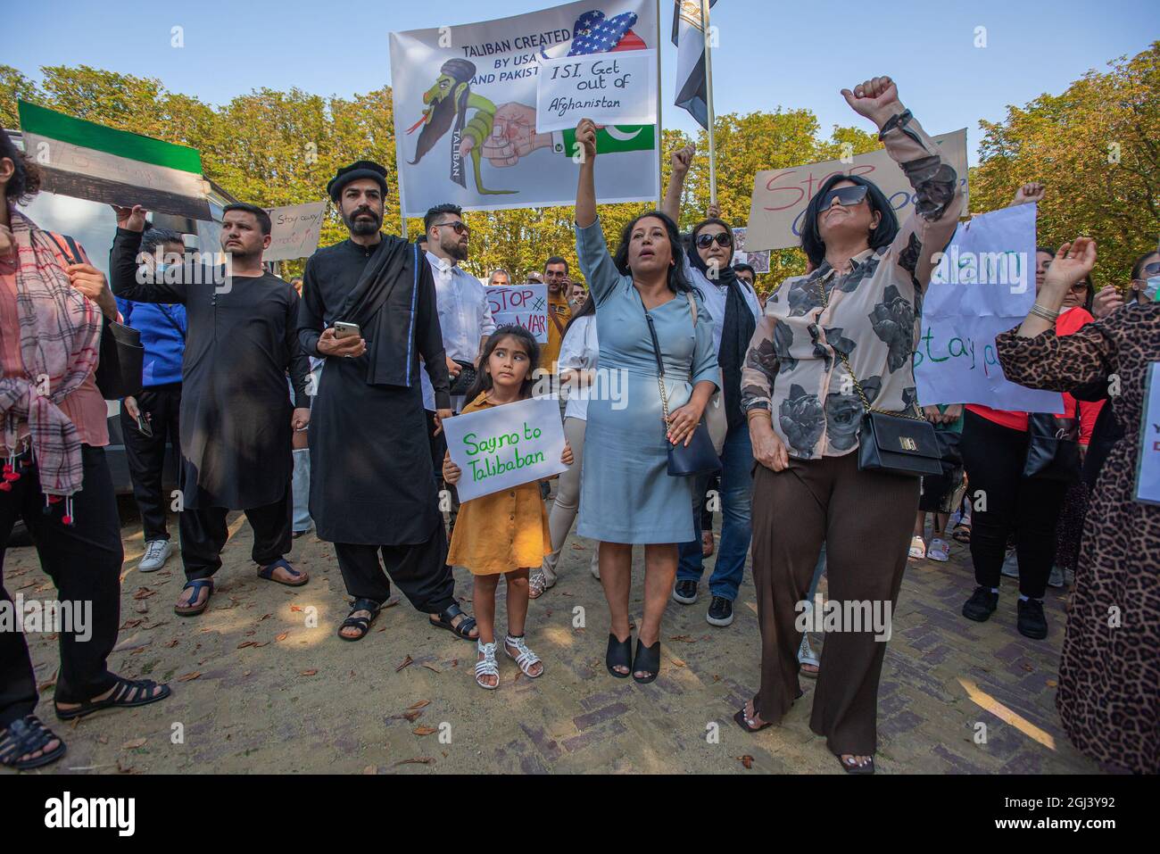 Los manifestantes sostienen pancartas durante la manifestación fuera de la  residencia del Embajador de Pakistán en La Haya. Este grupo de  manifestantes, pequeño pero extremadamente vocal, se manifestó esta tarde  ante la