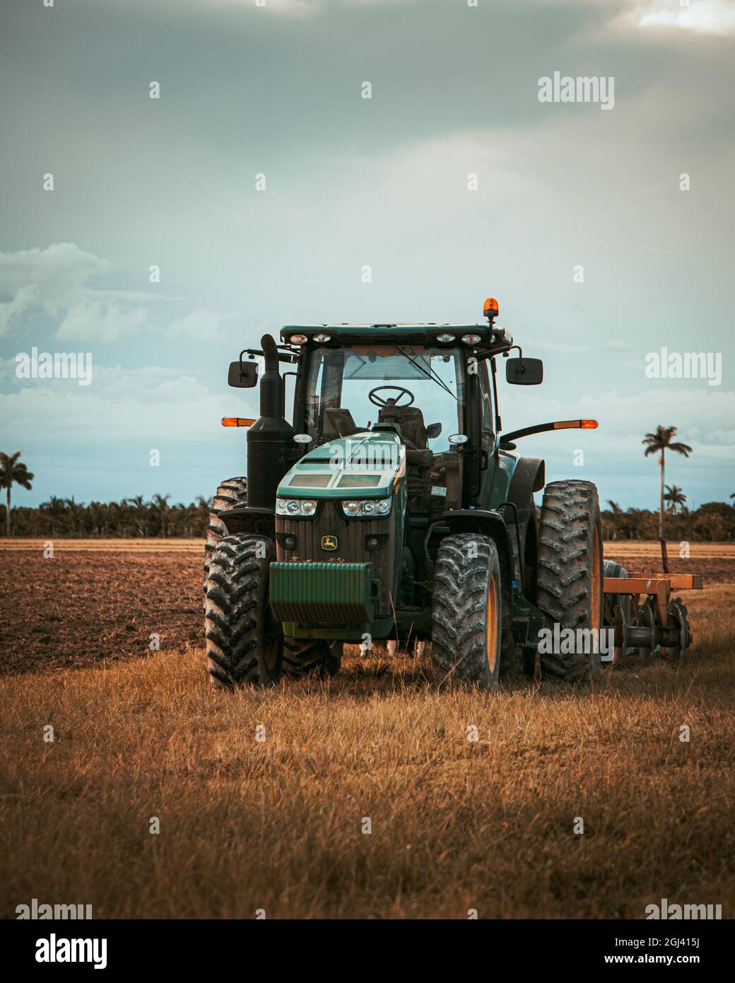 Tractor John Deere en tierras agrícolas en Florida Foto de stock