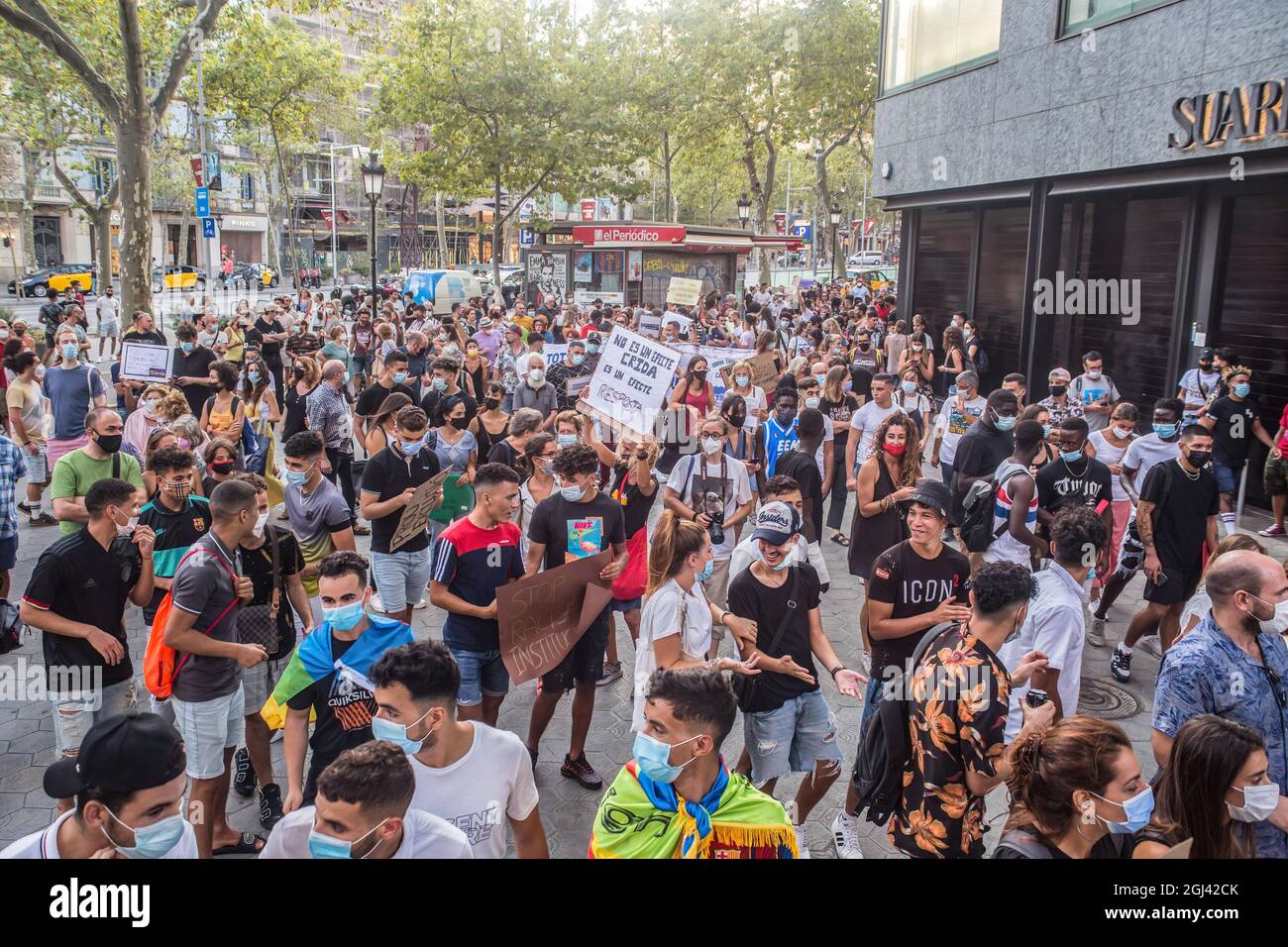 Los manifestantes marchan en la calle durante la manifestación. Unas treinta personas se han manifestado frente a la sede de la Unión Europea en Barcelona y luego se han trasladado a la Delegación del Gobierno de España en Cataluña para exigir el acceso a los derechos de los jóvenes migrantes bajo tutela y la reforma del Reglamento de la Ley de Extranjería. El Gobierno del Estado español, hace más de un año, prometió reformar el Reglamento de Inmigración, pero aún no ha anunciado ninguna reforma. (Foto de Thiago Prudencio / SOPA Images/Sipa USA) Foto de stock