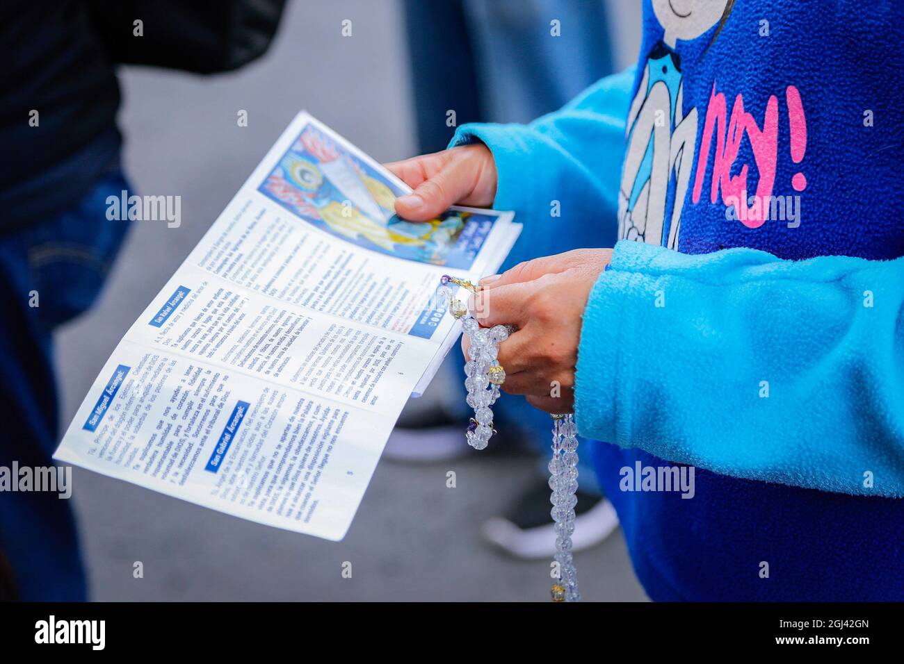 Un manifestante visto con un Rosario fuera de la Corte Suprema de Justicia, durante la manifestación. Manifestantes pro-vida en una sesión se manifestaron contra la despenalización del aborto en Coahuila y Sinaloa durante la primera etapa del embarazo. La decisión favorable podría conducir a la despenalización en todo México. (Foto de Guillermo Díaz / SOPA Images/Sipa USA) Foto de stock