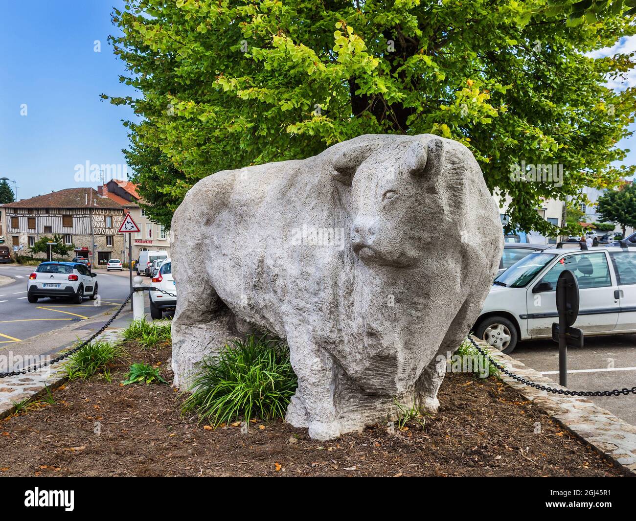 Escultura de piedra de tamaño natural de toro Limousin en Saint-Léonard-de-Noblat, Haute-Vienne (87), Francia. Foto de stock