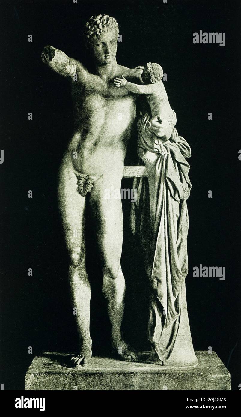 Hermes y el Dionisio Infante, también conocido como el Hermes de Praxiteles o el Hermes de Olimpia, data del siglo IV a.C. Esta antigua escultura griega de Hermes y el niño Dionisio fue descubierto en 1877 en las ruinas del Templo de Hera, Olimpia, en Grecia. Se exhibe en el Museo Arqueológico de Olympia. Herm (plural: Hermes), en la religión griega, se refiere a un objeto sagrado de piedra conectado con el culto de Hermes, el dios de la fertilidad. Estos fueron normalmente coronados por la cabeza barbuda de Hermes (de ahí el nombre) u otra figura. Foto de stock