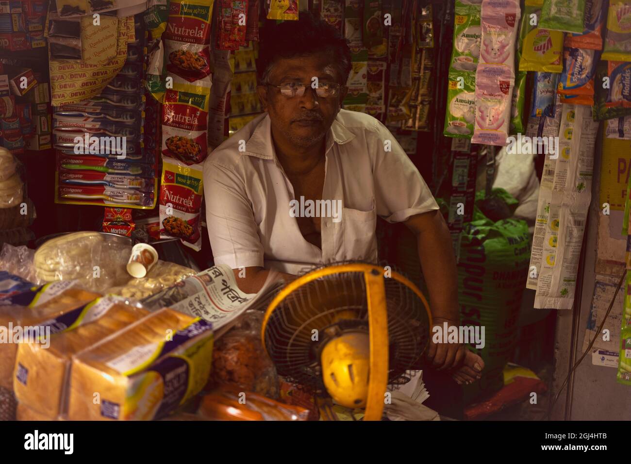 Kolkata, en la mañana, Grocer, en su tienda, Shribhumi, canal calle, sles, no, comenzó, Bengala Occidental, India Foto de stock