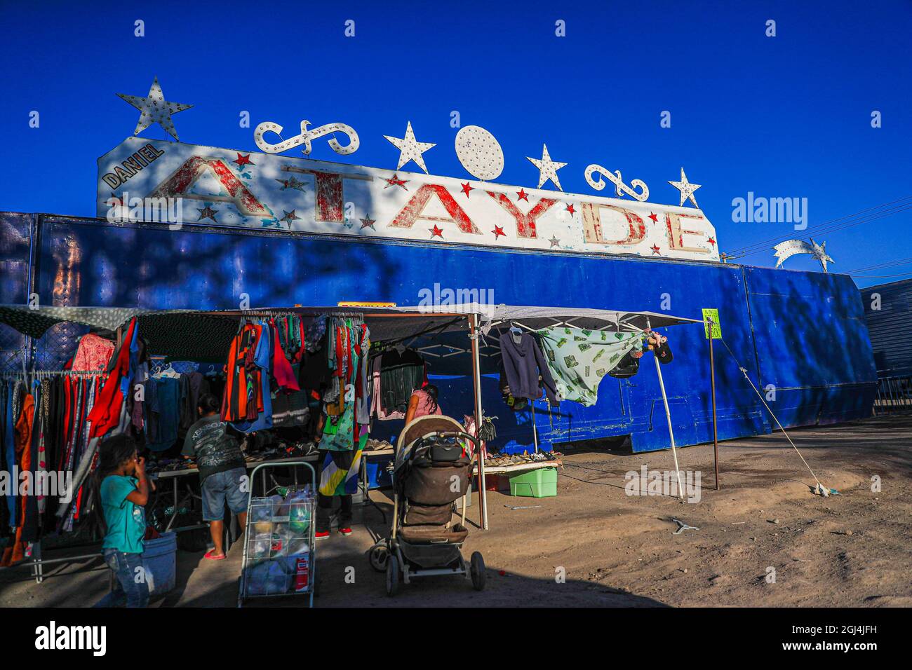 Un puesto de ropa usada de los mercados de pulgas que está justo en la  entrada del circo Daniel Atayde de los hermanos Ayarde. Economía informal y  vida diaria La comunidad de