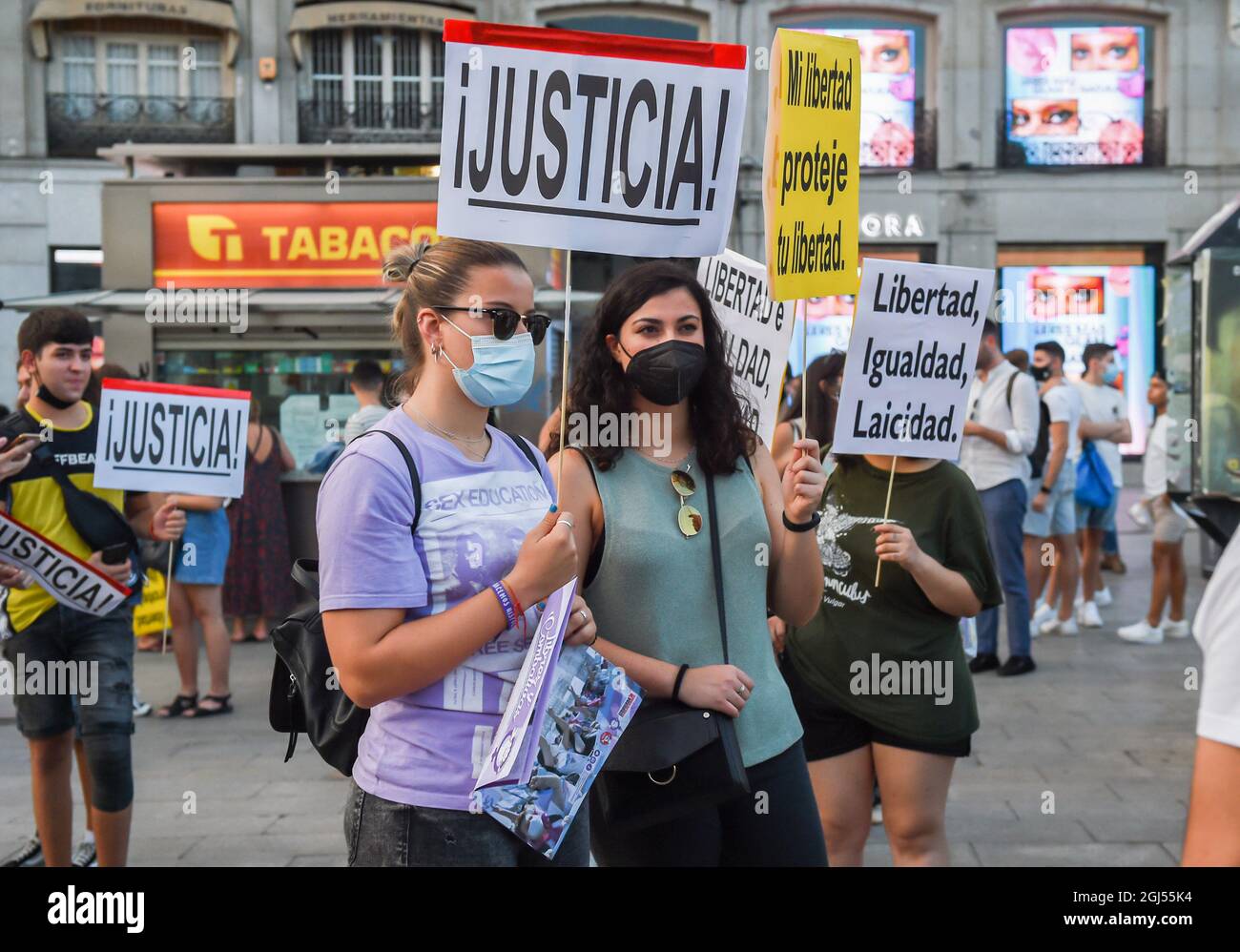 Manifestantes sostienen pancartas durante la manifestación.Movimiento  Marica Madrid continúa con la concentración en Puerta del Sol, para  denunciar las agresiones homofóbicas y contra el colectivo LGTBI, incluso  después de que se supo