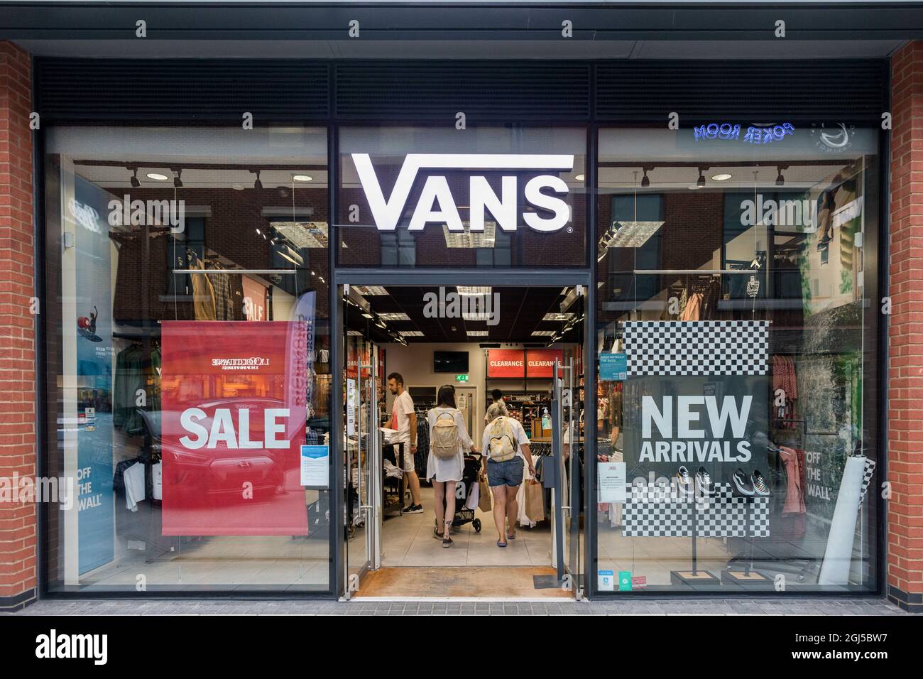 Fabricante estadounidense de zapatillas de skateboarding y ropa  relacionada, tienda Vans vista en el centro comercial Gunwharf Quays en  Portsmouth. (Foto de Belinda Jiao / SOPA Images/Sipa USA Fotografía de  stock -