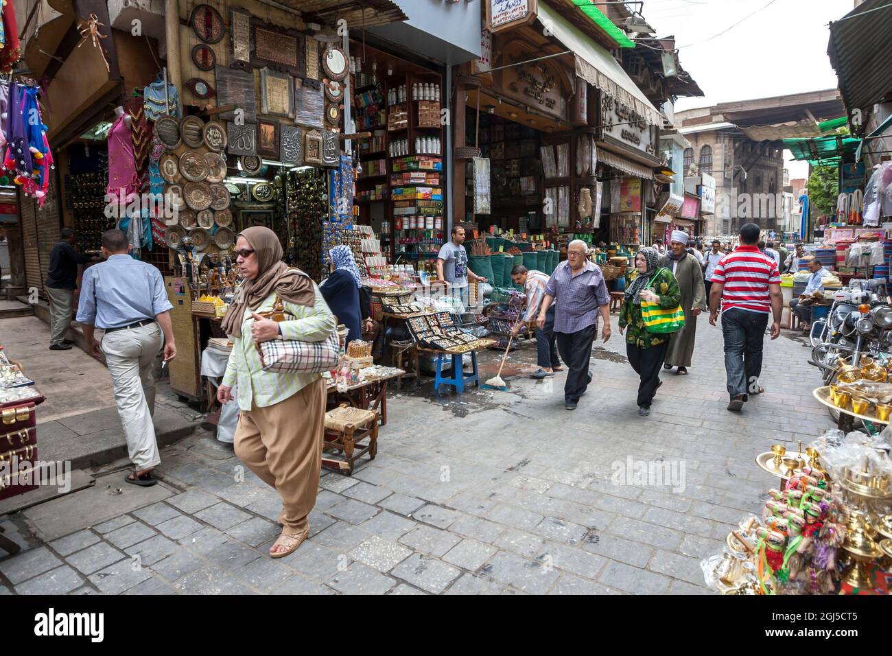 Una sección ocupada del Bazar Khan el-Khalili en El Cairo en Egipto que vende recuerdos. Foto de stock