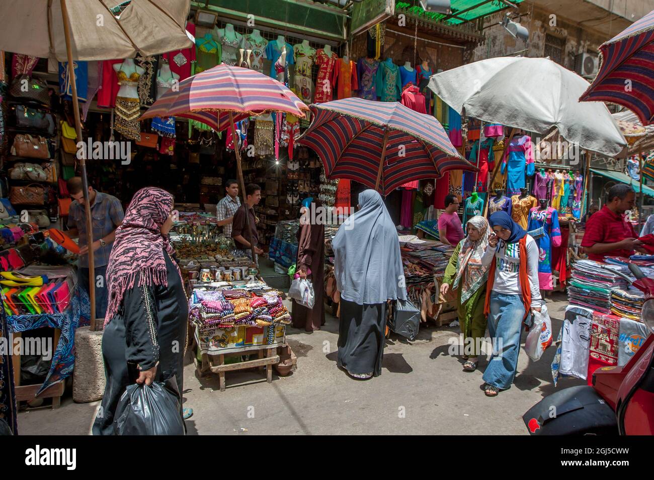 Una sección ocupada del Bazar Khan el-Khalili en El Cairo en Egipto que vende recuerdos, bolsos y ropa. Foto de stock