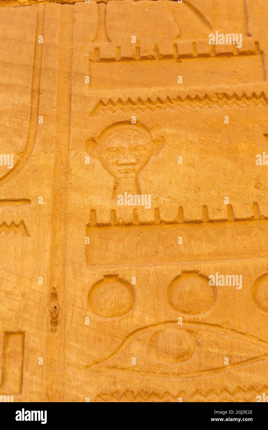 Egipto. El Templo de Karnak comprende una vasta mezcla de templos, capillas, pilones y otros edificios antiguos en la orilla este del río Nilo cerca de Luxor. ( Foto de stock
