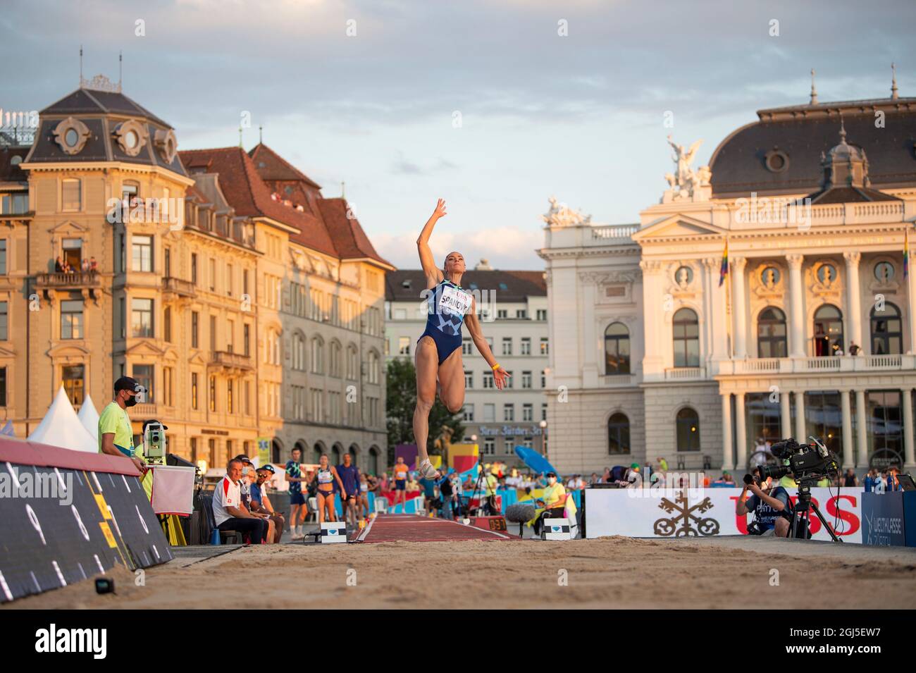ZURICH - SUIZA 8 SEP 21: Ivana Spanovic compitiendo en el salto largo en la final de la Liga de Diamantes de Wanda en el Sechseläutenplatz, Zurich el 8T Foto de stock