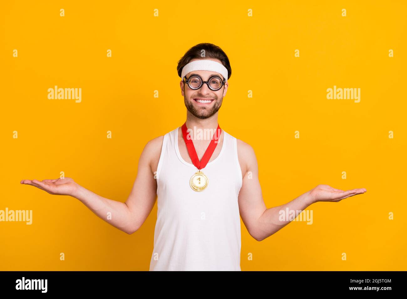 Campaña Estrella Senador Retrato de guapo alegre chico nerd que sostiene en las palmas espacio copia balanza balanza balanza balanza balanza aislada sobre fondo de color amarillo brillante Fotografía de stock - Alamy Campaña Estrella Senador Retrato de guapo alegre chico nerd que sostiene en las palmas espacio copia balanza balanza balanza balanza balanza aislada sobre fondo de color amarillo brillante Fotografía de stock - Alamy