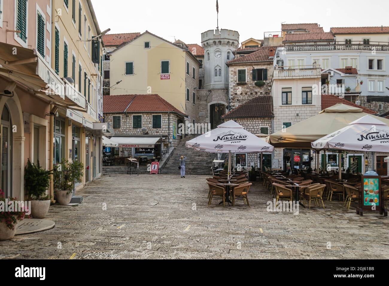 Herceg Novi, Montenegro - 23 de agosto de 2021: Puerta del casco antiguo con la pequeña torre de reloj rodeada de casas antiguas Foto de stock