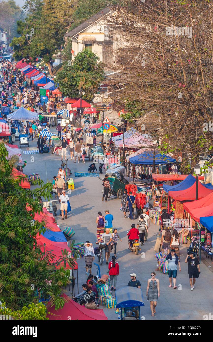 Laos, Luang Prabang. Sisavangvong Road, mercado nocturno de Luang Prabang. Foto de stock
