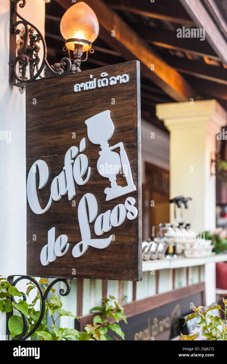 Laos, Luang Prabang. Sisavangvong Road, señal para Cafe de Laos. Foto de stock