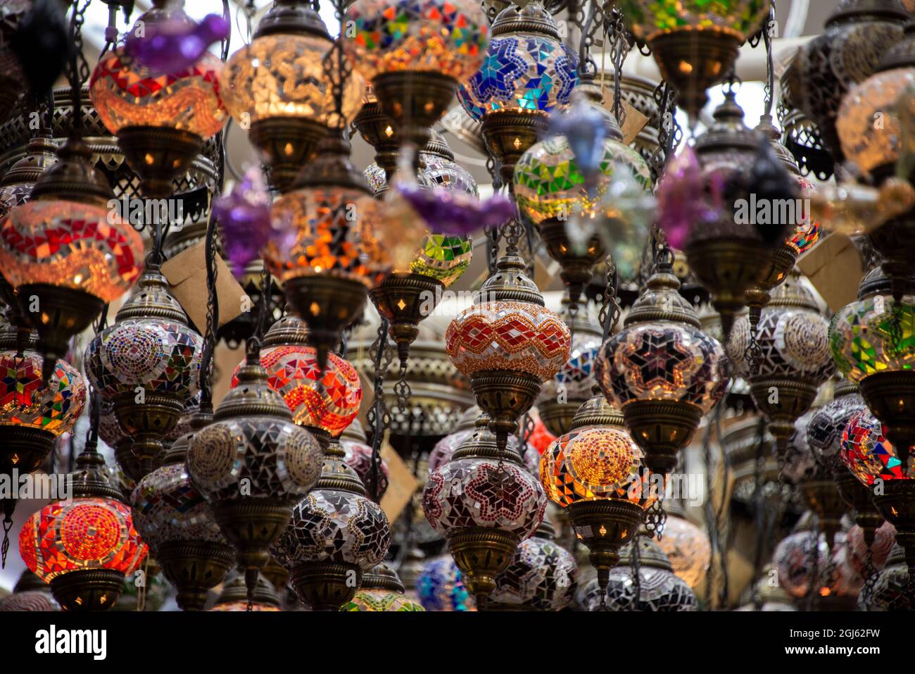 Ciudad capital de Omán, Muscat, Muttrah Souk. Lámparas de cristal de colores típicos en exhibición en el histórico mercado o souk. Foto de stock