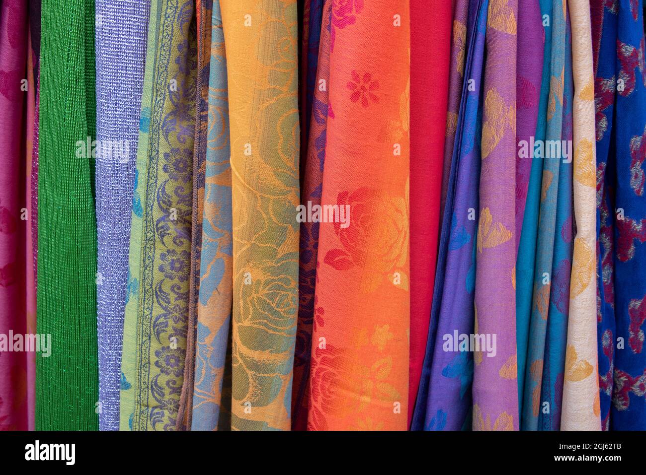 Singapur, Chinatown. Detalle de bufandas de recuerdo de tela típicas  Fotografía de stock - Alamy