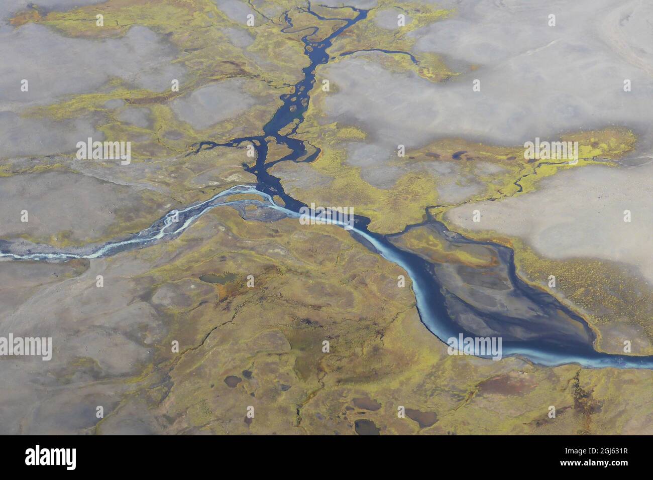 Fotografía aérea del río trenzado en Islandia, con dos colores de reunión de agua. Fondo de marrón y verde. Foto de stock