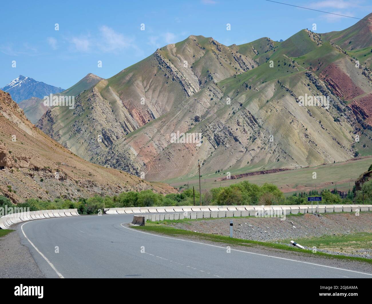 Paisaje a lo largo de la autopista Pamir. La cordillera Tian Shan o Heavenly Mountains. Asia Central, Kirguistán Foto de stock