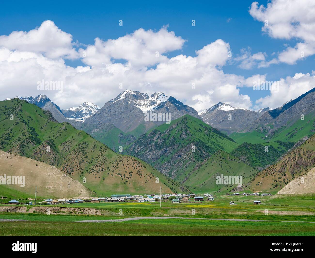 Paisaje a lo largo de la autopista Pamir. La cordillera Tian Shan o Heavenly Mountains. Asia Central, Kirguistán Foto de stock