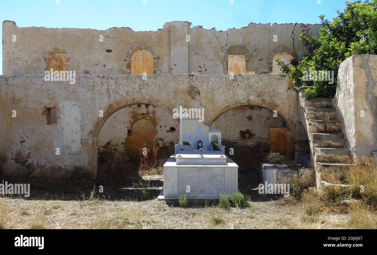 Tumba en el antiguo templo, Agios Charalambos, Frangokastello, Creta