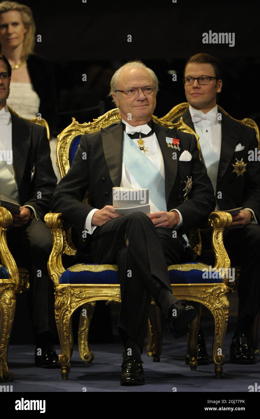 ESTOCOLMO - 20111210 Rey Carl Gustaf durante la ceremonia del Premio Nobel en la Sala de Conciertos de Estocolmo Suecia, 10 de diciembre de 2011 Foto: Henrik Montgomery / SCANPIX Kod: 10060 Foto de stock